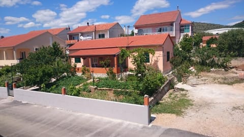 Facade/entrance, Bird's eye view, Summer, Garden, Decorative detail, On site, Garden view, Area and facilities