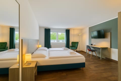 Bed, TV and multimedia, Photo of the whole room, towels