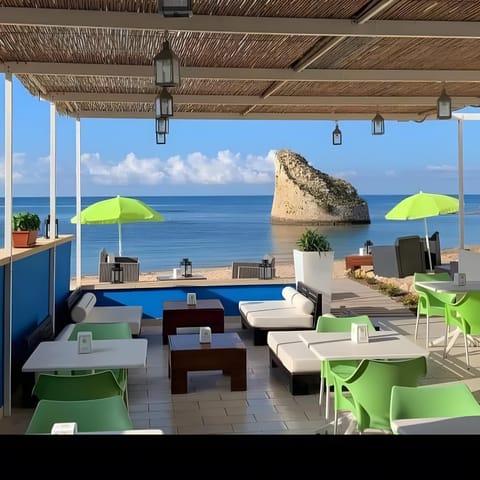 Property building, Balcony/Terrace, Living room, Swimming pool
