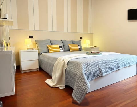 Bed, TV and multimedia, Bedroom