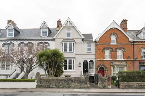 Spacious Apartment with Courtyard Barnstaple Apartment in Barnstaple