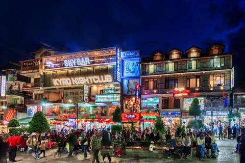 Property building, Night, People, Evening entertainment, City view