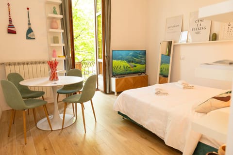 TV and multimedia, Photo of the whole room, Bedroom