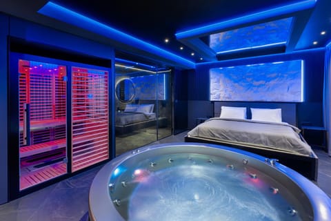 Bed, Hot Tub, Bedroom