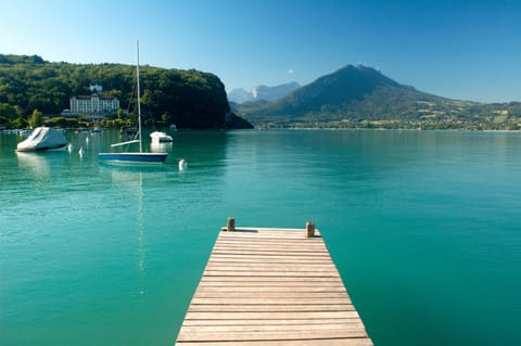 Lovely Gated Family Home, Steps to the Lake House in Menthon-Saint-Bernard