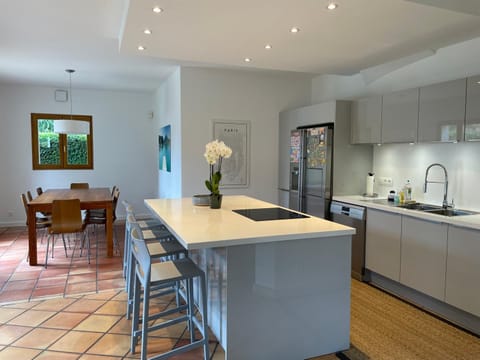 Lovely Gated Family Home, Steps to the Lake House in Menthon-Saint-Bernard