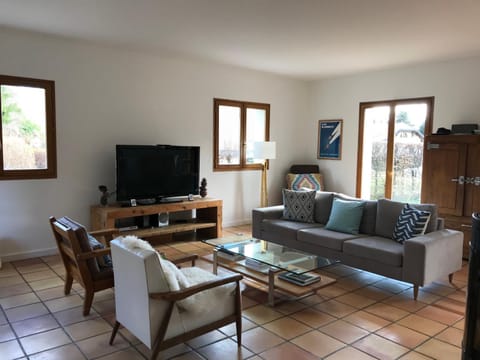 Lovely Gated Family Home, Steps to the Lake House in Menthon-Saint-Bernard