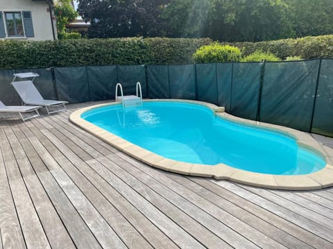 Lovely Gated Family Home, Steps to the Lake House in Menthon-Saint-Bernard