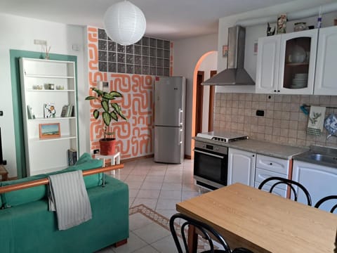 Kitchen or kitchenette, Seating area, Dining area, oven, pet friendly, stove
