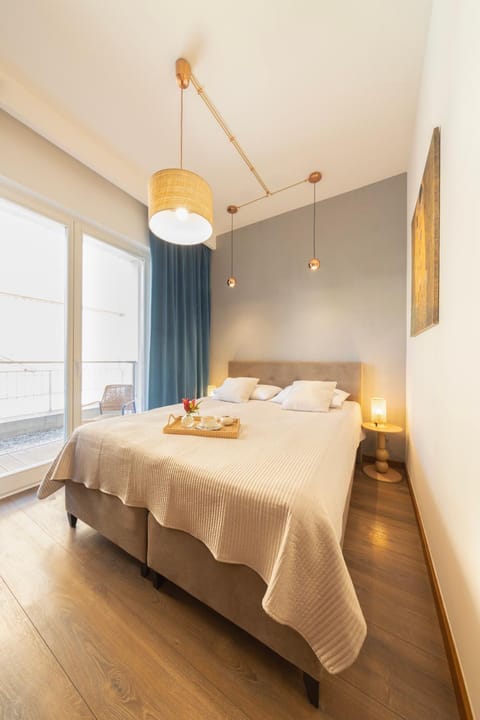 Bed, View (from property/room), Balcony/Terrace, Photo of the whole room, Bedroom, City view, towels