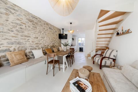 TV and multimedia, Living room, Seating area, Dining area