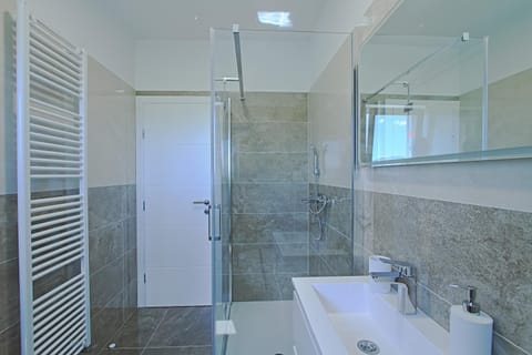 Shower, Bathroom, towels