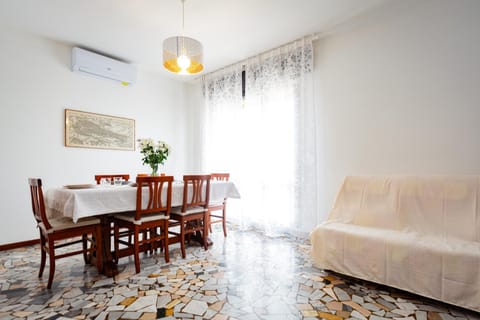 Living room, Dining area, air conditioner