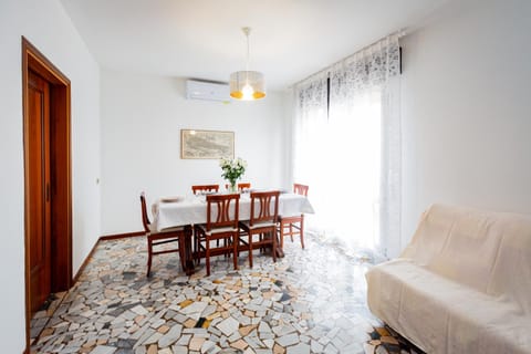 Living room, Dining area, air conditioner