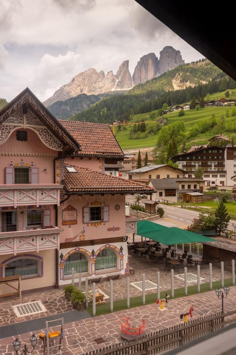 Property building, Nearby landmark, Day, Neighbourhood, Natural landscape, Bird's eye view, Mountain view