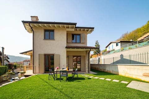 Property building, Patio, Spring, Natural landscape, Garden, Garden view