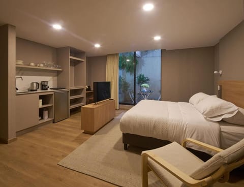 Patio, Bed, TV and multimedia, Kitchen or kitchenette, Living room, Photo of the whole room, Seating area, Dining area, Bedroom, pet friendly, stove