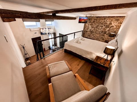 Bed, TV and multimedia, Decorative detail, Decorative detail, Bedroom