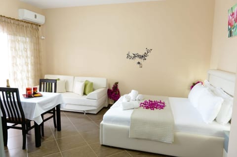 Bed, Living room, Photo of the whole room, Seating area, Dining area, Bedroom, towels, air conditioner