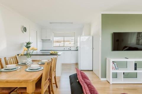 TV and multimedia, Kitchen or kitchenette, Living room, Seating area, Dining area, oven