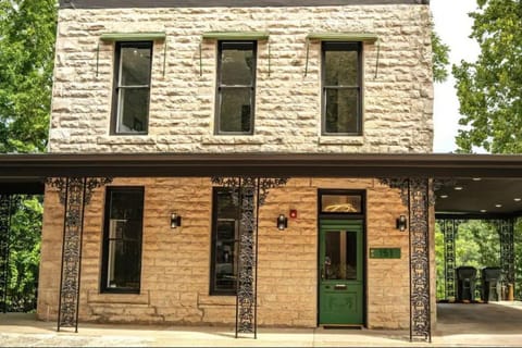 151 Spring Downtown Eureka Springs Suite C House in Eureka Springs