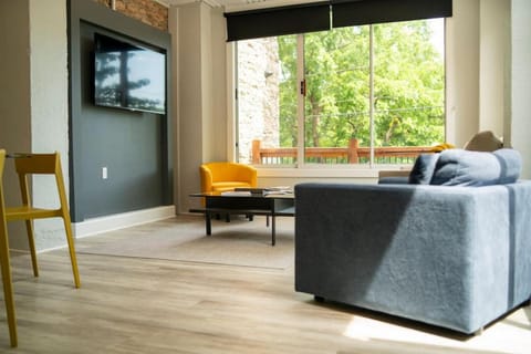 151 Spring Downtown Eureka Springs Suite C House in Eureka Springs