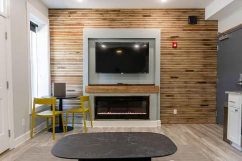 151 Spring Downtown Eureka Springs Suite A House in Eureka Springs