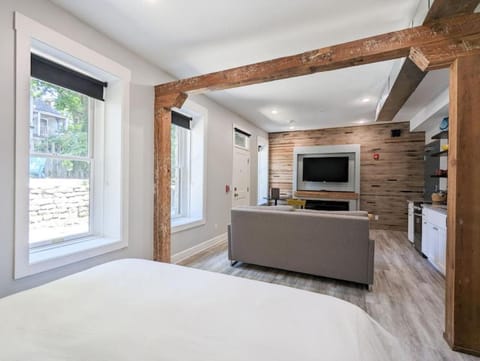 151 Spring Downtown Eureka Springs Suite A House in Eureka Springs