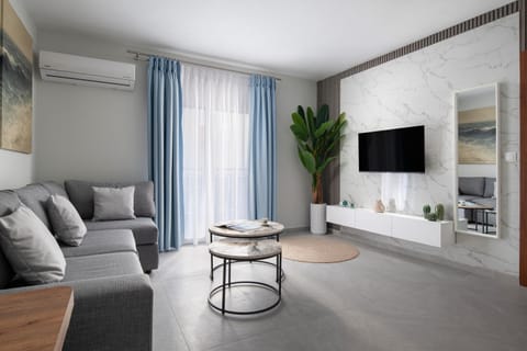 Communal lounge/ TV room, TV and multimedia, Living room, Seating area, air conditioner