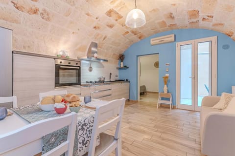 Kitchen or kitchenette, Living room, Seating area, Dining area, oven, air conditioner