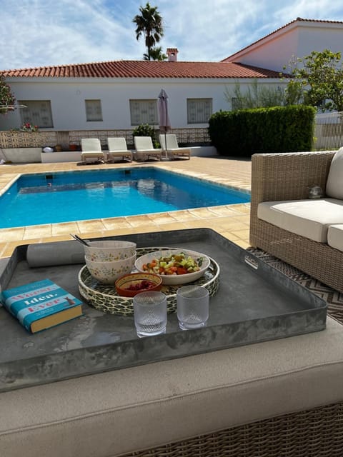 Day, Food and drinks, Pool view, Swimming pool, sunbed
