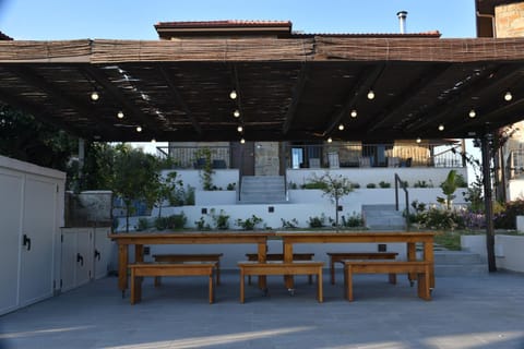 Property building, Patio, Day, Balcony/Terrace, Dining area