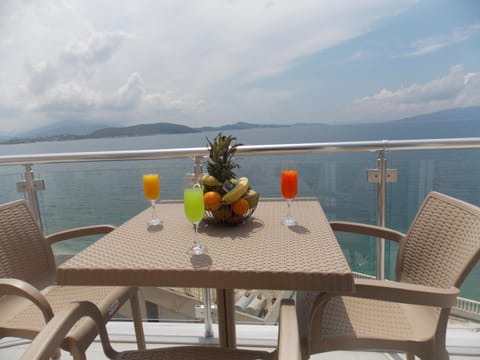 Patio, Balcony/Terrace, Food and drinks, River view, Sea view
