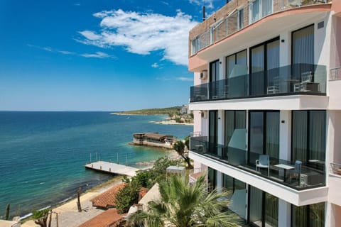 Property building, Day, Balcony/Terrace, Beach, Sea view