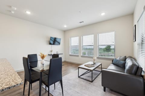 Chisholm Trace 222 I Comfy 2 Bed 2 Bath Apartment in Cleburne