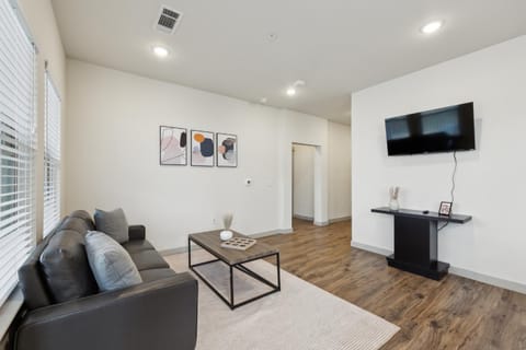 Chisholm Trace 531 I Comfy 2 Bed 2 Bath Apartment in Cleburne