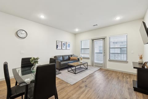 Chisholm Trace 422 I Comfy 2 bed 2 Bath Apartment in Cleburne