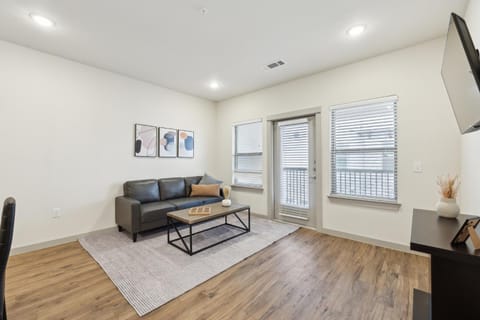 Chisholm Trace 422 I Comfy 2 bed 2 Bath Apartment in Cleburne