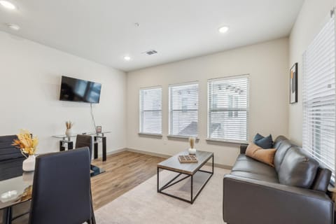 Chisholm Trace 827 I Comfy 2 Bed 2 Bath Apartment in Cleburne