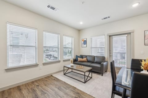 Chisholm Trace 827 I Comfy 2 Bed 2 Bath Apartment in Cleburne