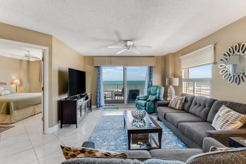 Bed, Natural landscape, TV and multimedia, Living room, Photo of the whole room, Seating area, Beach, Bedroom, Sea view