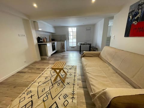 Kitchen or kitchenette, Seating area