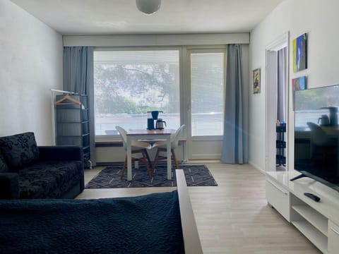 Communal lounge/ TV room, Natural landscape, TV and multimedia, Living room, Seating area