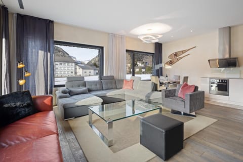 TV and multimedia, Kitchen or kitchenette, Living room, Seating area, Dining area