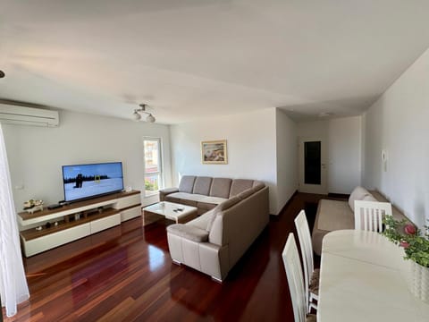 TV and multimedia, Kitchen or kitchenette, Living room, Seating area, Dining area