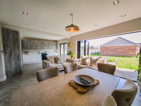 Modern 5-Bedroom House on Laceby Road House in Grimsby