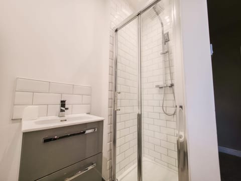 Modern 5-Bedroom House on Laceby Road House in Grimsby