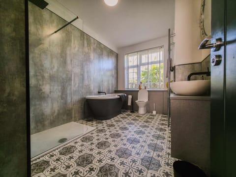 Modern 5-Bedroom House on Laceby Road House in Grimsby