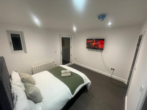Bed, TV and multimedia, Bedroom