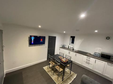 TV and multimedia, Kitchen or kitchenette, Living room, Seating area, Dining area